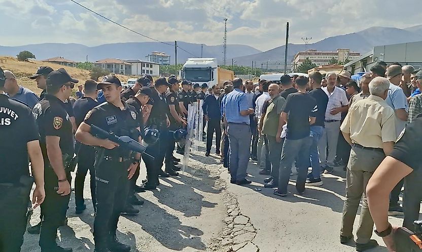 Ölümlü Kazanın Ardından Halk Yola İndi: 'Daha Kaç Can Gidecek?'