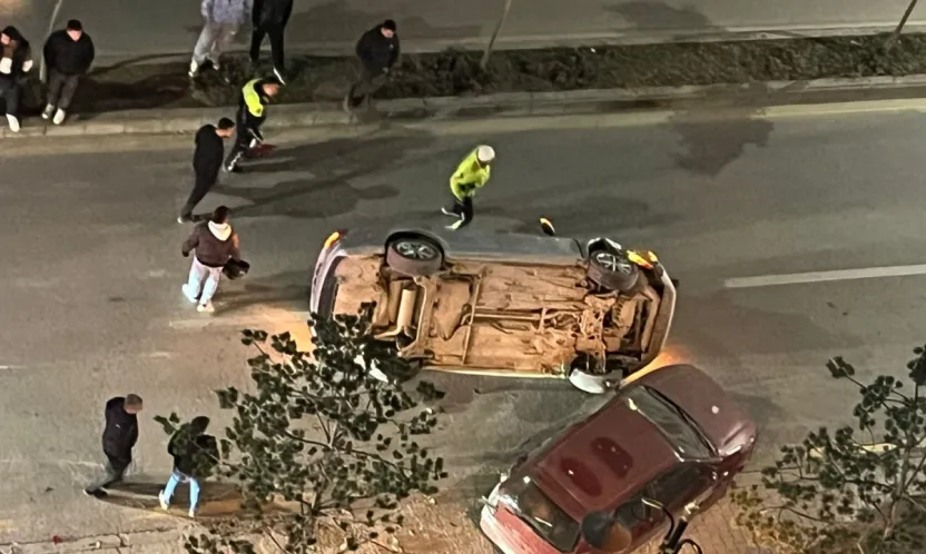Park Halindeki Araca Çarpan Otomobil Ters Döndü: Sürücü Kaçtı