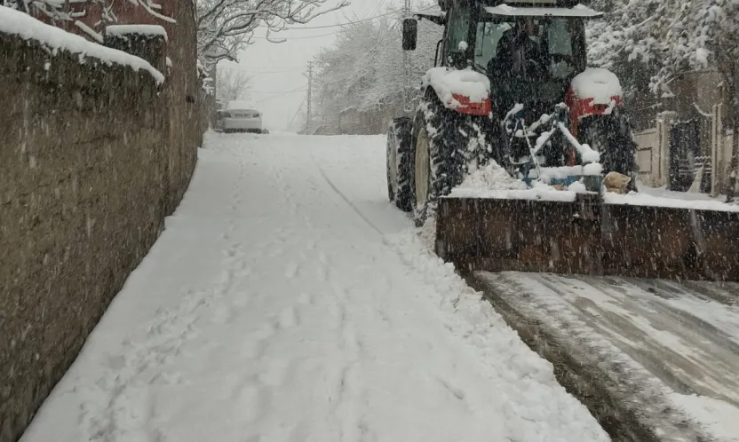 Pütürge'de kar yağışı başladı: Belediye ekipleri seferber oldu