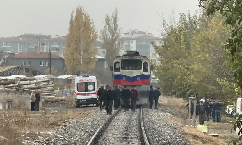 Rayların Üzerine Düşen Yaşlı Adam Tren Altında Kaldı