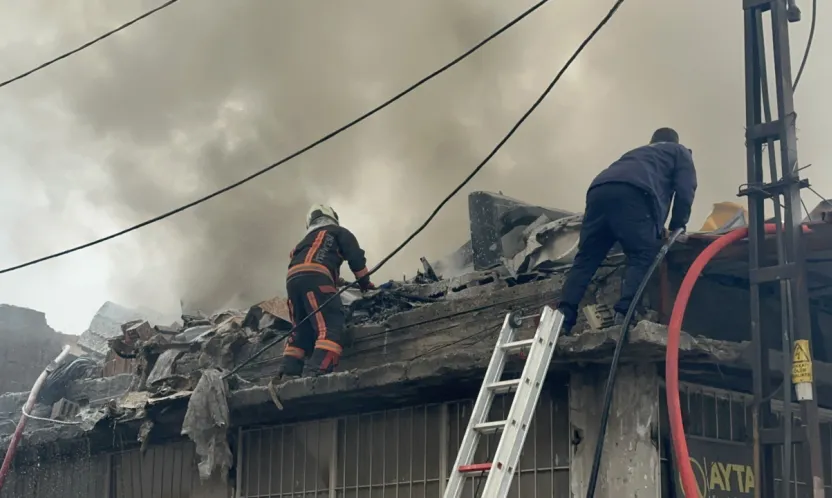 Sanayi Bölgesinde Panik: Çatı Yangını Gökyüzünü Aydınlattı