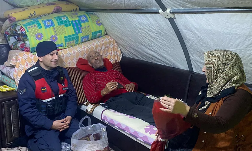 Sevgi Engel Tanımadı: Eşine Çiçek ve Pastayı Jandarma Ulaştırdı