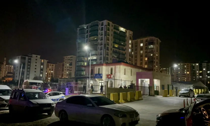 Silahlı saldırı sonrası karakol önünde kan aktı: 2 kişi bıçaklandı