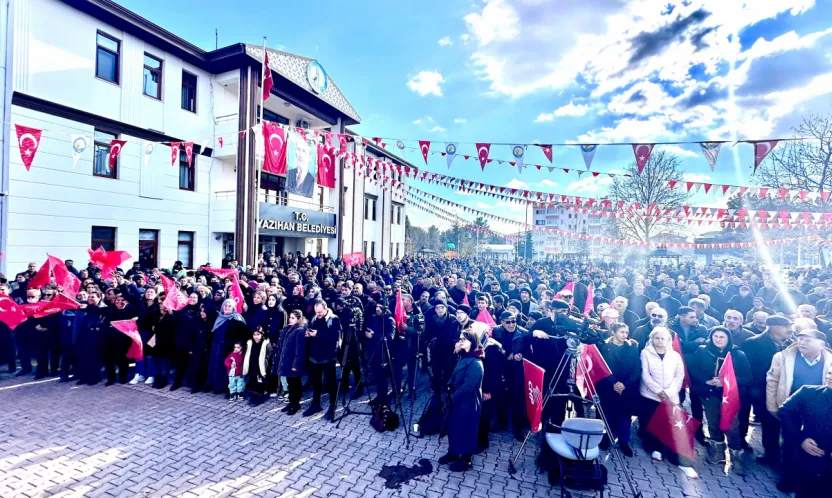 Soğuğa Rağmen Binlerce Kişi Göçer İçin Toplandı