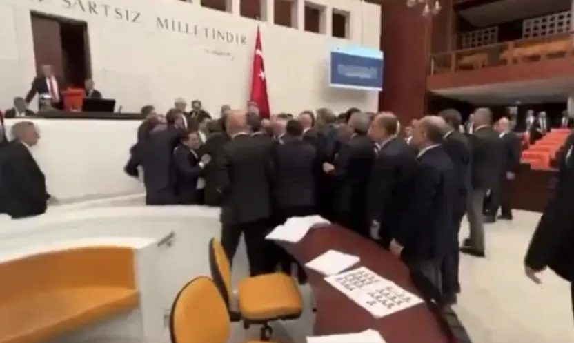 TBMM'de Protesto ve Arbede: Emekli Aylığı 20 Bin TL'ye Yükseltildi