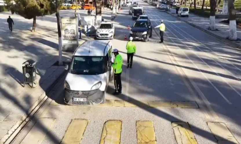 Trafik Güvenliği İçin Sıkı Denetim: Yaya Önceliğine Uymayan Sürücüler Tespit Edildi