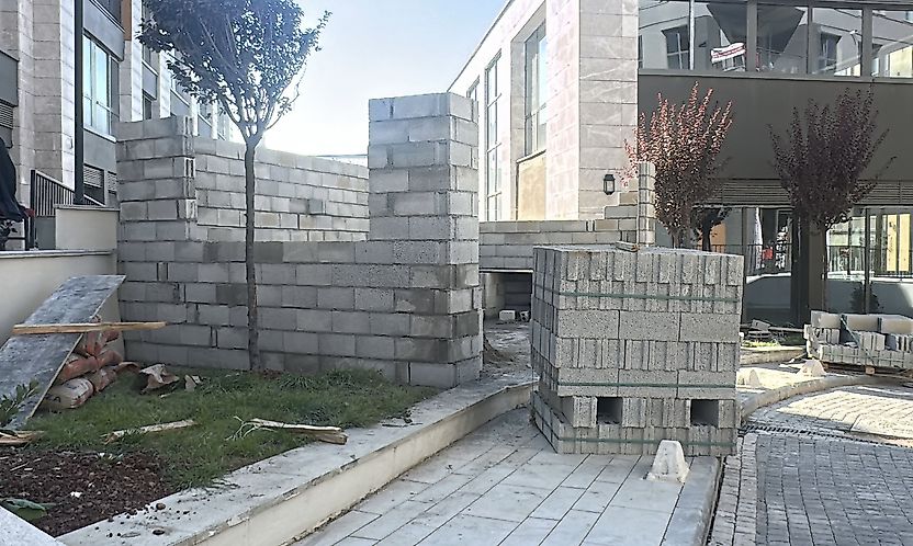 Valilik Kararıyla Duvarlar Kaldırıldı: Çarşıda Yeşil Alan Korundu