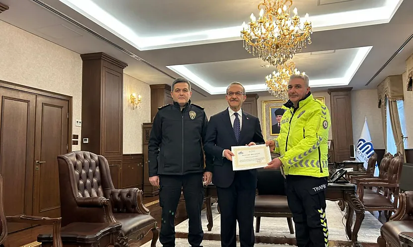 Vicdanın Fotoğrafı: Çorabını Çıkarıp Çocuğa Giydiren Polise Ödül