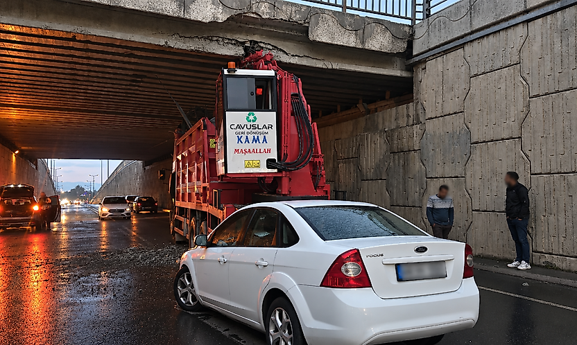Vinç Köprüye Çarptı, Otomobil Arkadan Vurdu: 2 Yaralı