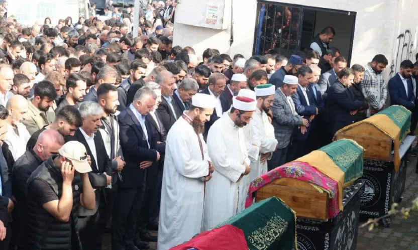 Yangında Ölenler Defnedildi: Tuğba, Nisanur ve Cansu Kayapınar Mezarlığı'nda, Diğerleri Orhangazi'de