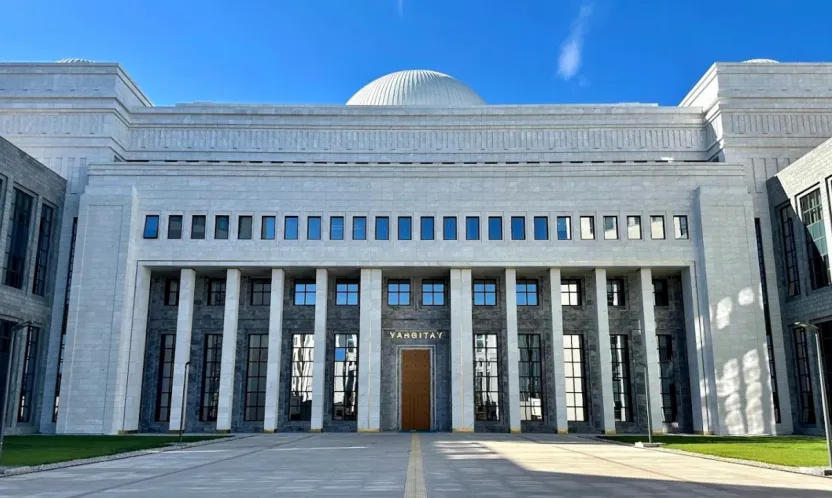 Yargıtay'dan emsal karar: Komşunun balkonuna halı silkeleyen hapis cezası alacak