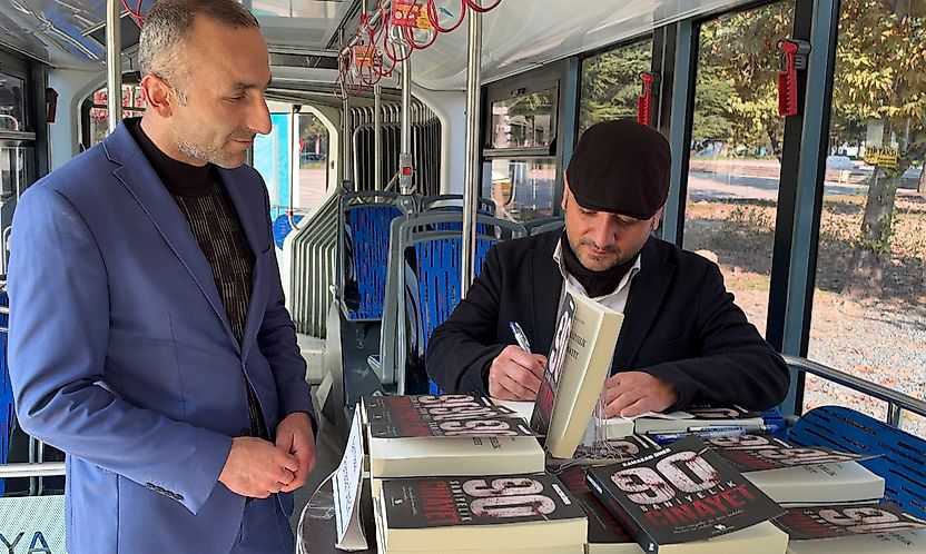Yazar Ramazan Özer'den Trambüste Farkındalık Etkinliği