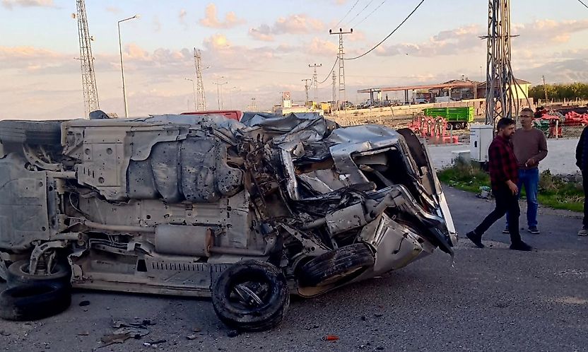 Yazıhan Kavşağı'nda Minibüs ile Otomobil Çarpıştı: 3 Yaralı