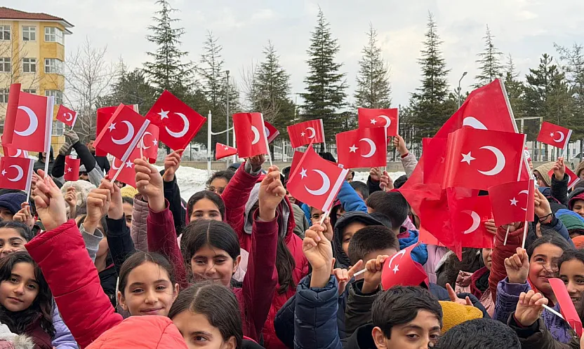 Yeni eğitim öğretim yılının ilk dersinde bayrak bilinci işlendi