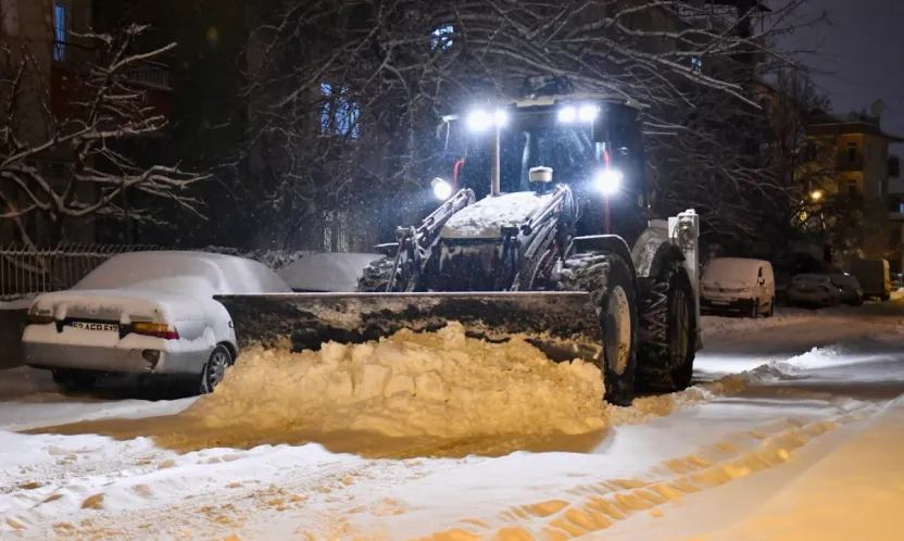 Yeşilyurt Belediyesi'nden 7/24 Kar Mesaisi
