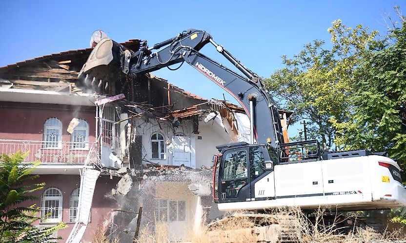Yeşilyurt'ta Can Güvenliği İçin Metruk Yapı Yıkıldı