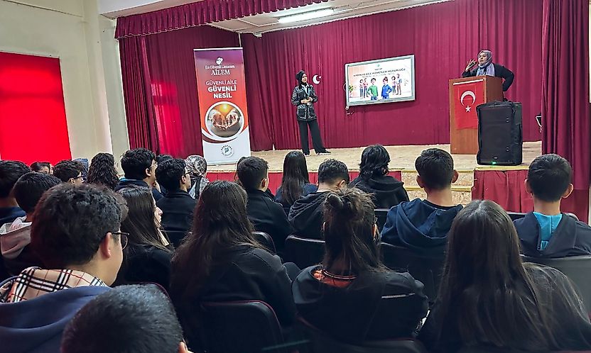 Yeşilyurt'ta 'Güvenli Aile, Güvenli Nesil' Eğitimleri Liselerde Devam Ediyor