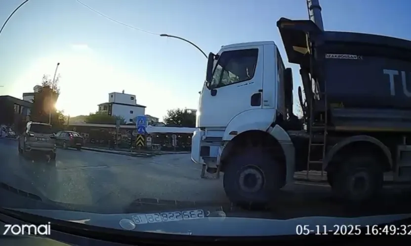 Yeşilyurt'ta Kıl Payı Kaza: Sürücü Ani Frenle Facianın Eşiğinden Döndü