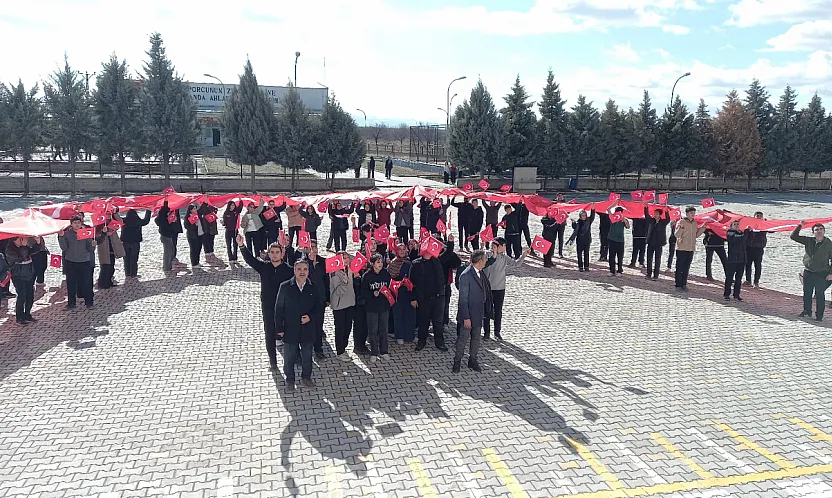 Yeşilyurt'ta Öğrencilerden Anlamlı Bayrak Yürüyüşü