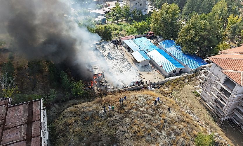 Yeşilyurt'ta Şantiye Yangını! 30'a Yakın Konteyner Küle Döndü