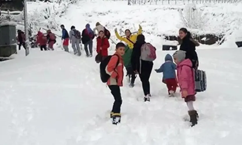 Yoğun Kar ve Fırtına Hayatı Durdurdu: Eğitime Ara Kararları Peş Peşe
