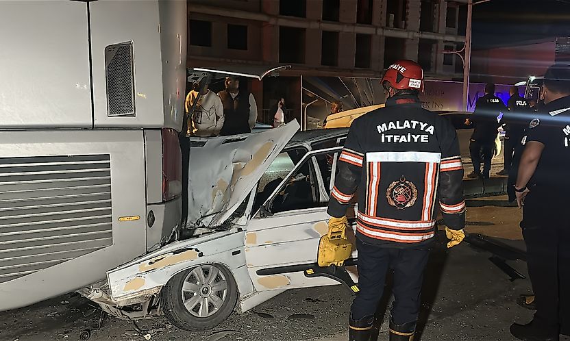 Yolcu İndiren Otobüse Arkadan Çarptı: 3 Yaralı