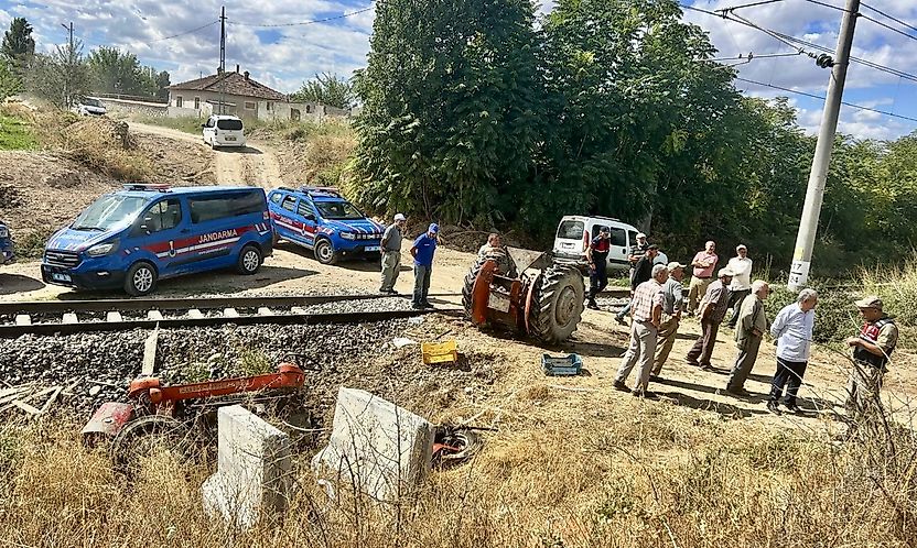 Yük Treni Traktöre Çarptı, Sürücü Hastaneye Kaldırıldı
